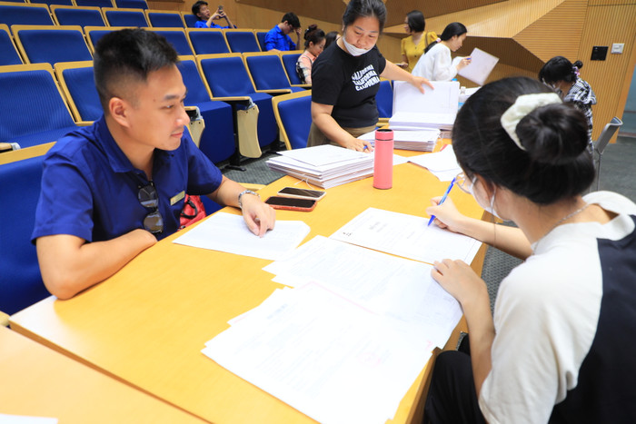 Sinh viên khóa 2024-2028 Học viện Chính sách và Phát triển làm thủ tục nhập học. (Ảnh: website nhà trường) 1J9A1565.JPG