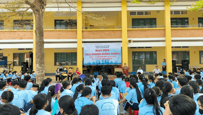 Trường Trung học phổ thông Nguyễn Văn Trỗi, Tây Ninh tổ chức hoạt động hướng nghiệp cho học sinh. (Ảnh: website Sở Giáo dục và Đào tạo tỉnh Tây Ninh) hinh12.png