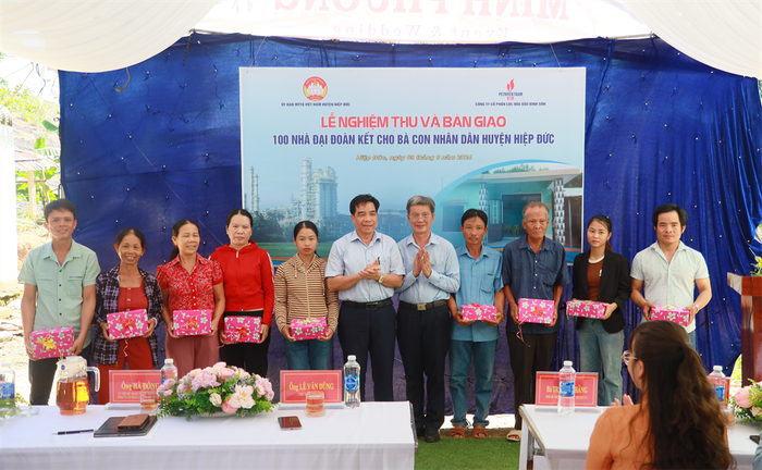 Lãnh đạo Ủy ban nhân dân tỉnh Quảng Nam và BSR trao các phần quà cho bà con, người dân có hoàn cảnh khó khăn tại huyện Hiệp Đức. tai-tro-2.jpg