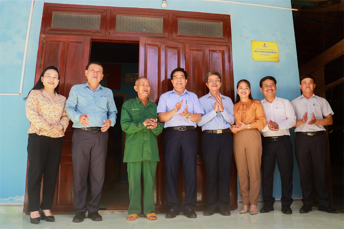 Lãnh đạo Ủy ban nhân dân tỉnh Quảng Nam, huyện Hiệp Đức và đại diện BSR tham quan, kiểm tra nhà Đại đoàn kết vừa khánh thành. tai-tro-4.jpg