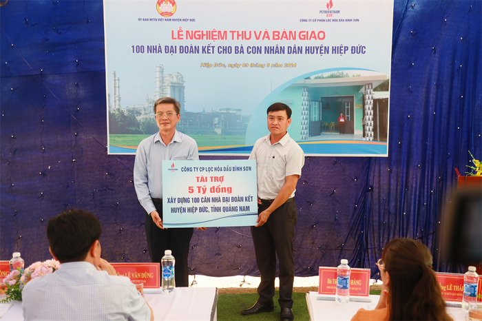 Ông Hà Đổng – Thành viên Hội đồng quản trị BSR (bên trái) trao biển tượng trưng số tiền 5 tỷ đồng cho đại diện Uỷ ban Mặt trận Tổ quốc Việt Nam huyện Hiệp Đức. tai-tro-1.jpg