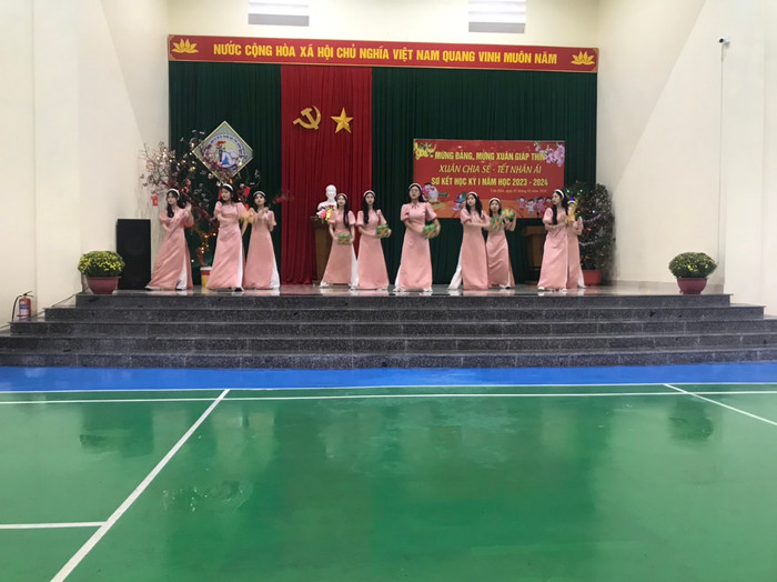 Học sinh Trường Trung học phổ thông Quan Lạn biểu diễn văn nghệ. (Ảnh: NTCC) Học sinh Trường Trung học phổ thông Quan Lạn biểu diễn văn nghệ. (Ảnh: NTCC)