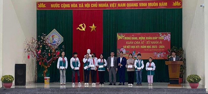 Trường Trung học phổ thông Quan Lạn trao quà Tết cho các em học sinh. (Ảnh: NTCC) Trường Trung học phổ thông Quan Lạn trao quà Tết cho các em học sinh. (Ảnh: NTCC)