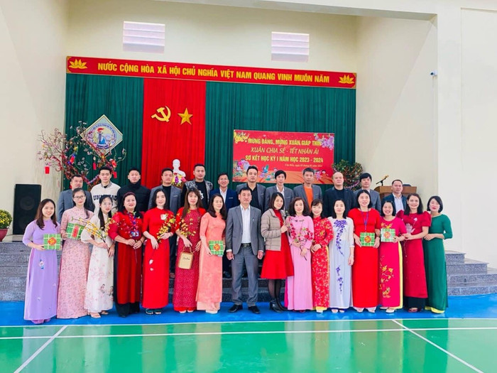 Các thầy cô giáo Trường Trung học phổ thông Quan Lạn. (Ảnh: NTCC) Các thầy cô giáo Trường Trung học phổ thông Quan Lạn. (Ảnh: NTCC)