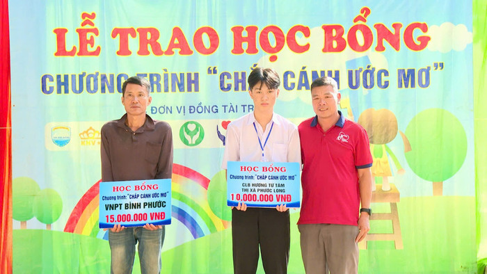 Ông Nguyễn Đình Thật - Chủ nhiệm câu lạc bộ trao học bổng cho học sinh có hoàn cảnh khó khăn. ANH 6.jpg