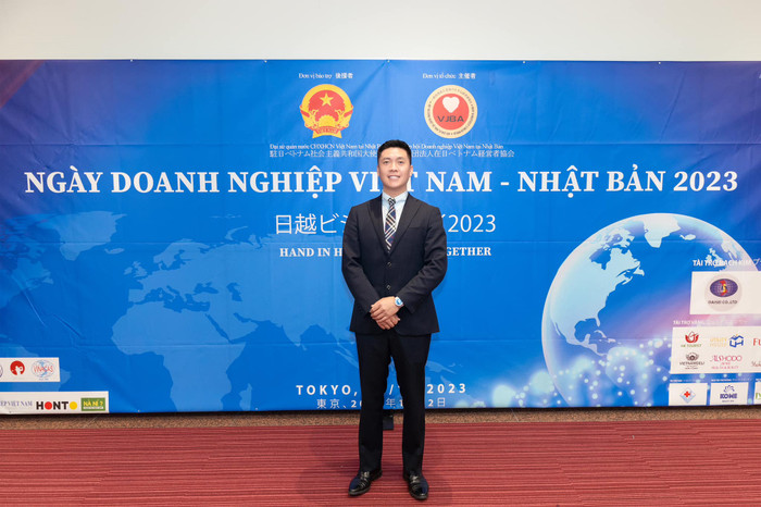 Thầy Duy Anh tích cực giúp đỡ các bạn du học sinh Việt sang Nhật Bản du học. (Ảnh: NVCC) thay-Duy-Anh-1.jpg