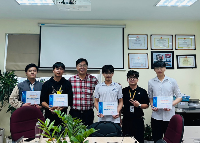 Thầy Hậu chụp ảnh cùng nhóm sinh viên đạt giải. (Ảnh: NTCC) Thầy Hậu chụp ảnh cùng nhóm sinh viên đạt giải. (Ảnh: NTCC)