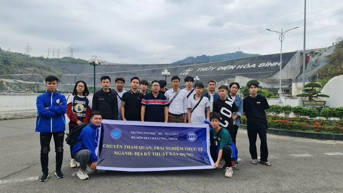 Chuyến thực tế tại thủy điện Hòa Bình của nhóm sinh viên Địa kỹ thuật K67, Trường Đại học Mỏ - Địa chất. (Ảnh: NTCC) Chuyến thực tế tại thủy điện Hòa Bình của nhóm sinh viên Địa kỹ thuật K67, Trường Đại học Mỏ - Địa chất. Ảnh NVCC.jpg
