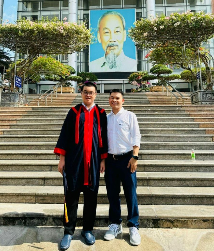 Thầy Cao Văn Dũng và em Nguyễn Hoàng Minh Quân (Ảnh: NVCC) Ảnh thầy và trò.JPG