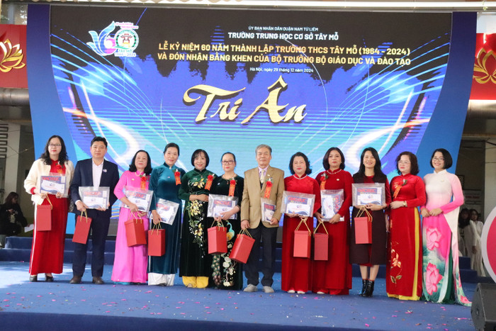 Nhà trường tặng quà tri ân các thế hệ thầy cô giáo nhà trường. (Ảnh: Nhật Lệ) GDVN-TAY-MO (33).JPG