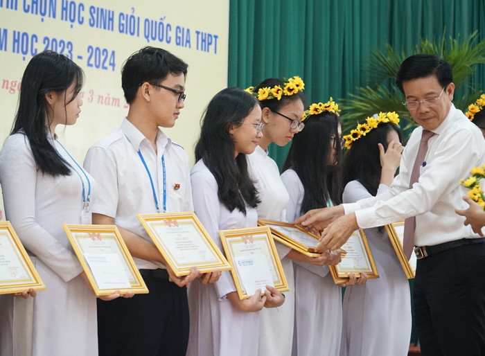 Giám đốc Sở Giáo dục và Đào tạo tỉnh Tây Ninh tặng giấy khen cho học sinh đạt giải cao trong kỳ thi chọn học sinh giỏi quốc gia năm học 2023-2024. (Ảnh: website Sở Giáo dục và Đào tạo tỉnh Tây Ninh) tdhsgqg-hd-4.jpg
