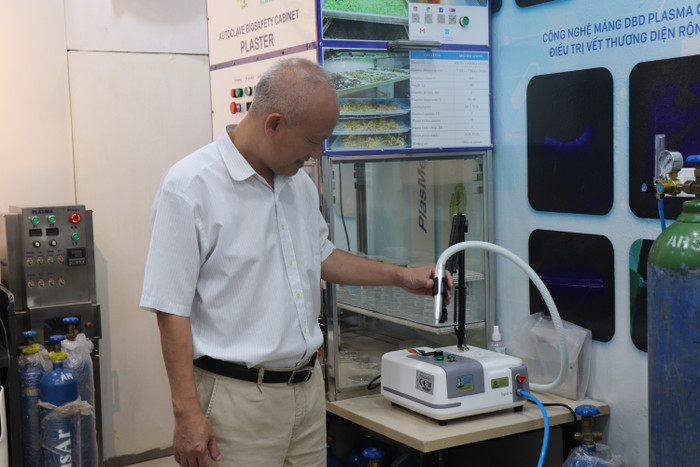 Giáo sư, Viện sĩ Nguyễn Quốc Sỹ giới thiệu về các máy móc tại Viện Công nghệ VinIT. (Ảnh: Nhật Lệ) GDVN_GS-SY-2.JPG