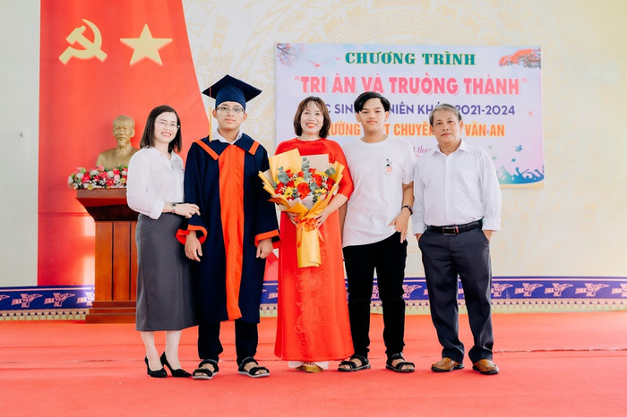 Cô Nguyễn Thị Xuân Vinh và gia đình học sinh Trường Trung học phổ thông chuyên Chu Văn An tại chương trình “Tri ân và trưởng thành” năm học 2023-2024. (Ảnh: NVCC) Ảnh 2.jpg