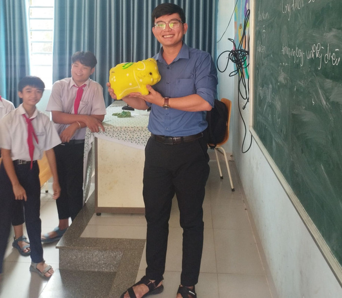 Nam giáo viên trẻ được rất nhiều học sinh yêu mến. (Ảnh: NVCC)