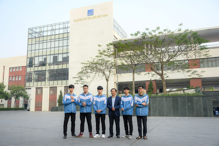 Thầy Hà Huy Phương - Hiệu trưởng Trường Trung học phổ thông Chuyên Bắc Ninh chụp ảnh cùng các bạn học sinh đạt huy chương. (Ảnh: NVCC) Thầy Hà Huy Phương - Hiệu trưởng Trường Trung học phổ thông Chuyên Bắc Ninh chụp ảnh cùng các bạn học sinh đạt huy chương. (Ảnh: NVCC)