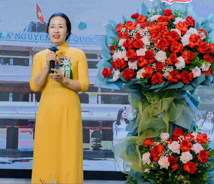 Cô Đỗ Thị Diệu Thúy - Hiệu trưởng Trường Trung học phổ thông Chuyên Hạ Long, tỉnh Quảng Ninh. (Ảnh: NVCC) z5741398041733_a5acaf0fdd08afdeb4b277ab2a93193e.jpg