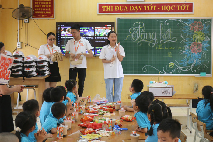 Sinh viên ngành Quản lý tổ chức trao mũ bảo hiểm cho học sinh tiểu học - một dự án trong môn học Trải nghiệm trong chương trình. Ảnh 7.jpg