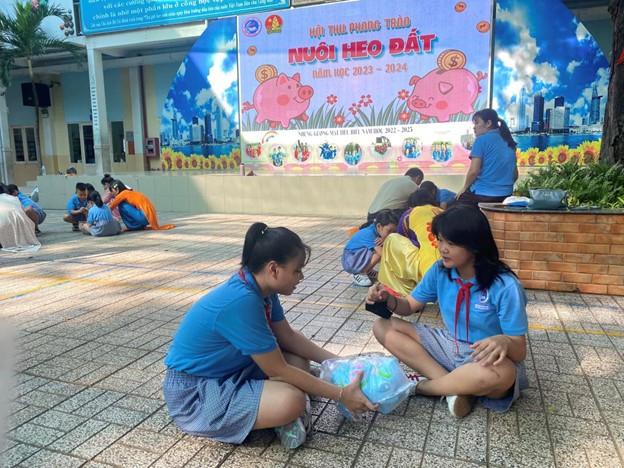 Hoạt động nuôi heo đất hằng năm tại Trường Tiểu học Đinh Tiên Hoàng, Thành phố Hồ Chí Minh nhằm góp phần hỗ trợ cho những bạn khó khăn. Picture1.jpg
