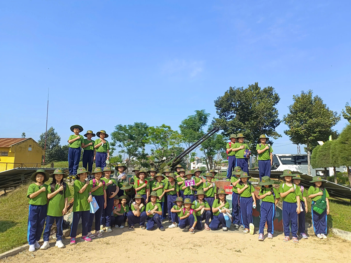 Học sinh tham gia chương trình “Một ngày làm chiến sĩ” tại Lữ đoàn 77. Picture10.png
