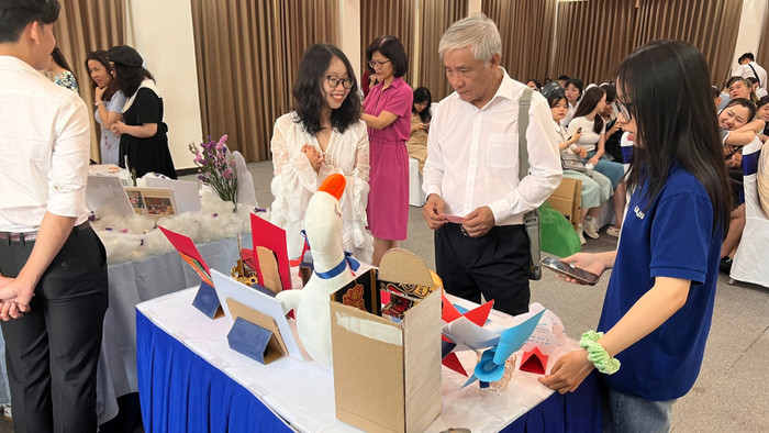 Sinh viên khoa Ngôn ngữ và Văn hóa Pháp, Trường Đại học Ngoại ngữ, Đại học Quốc gia Hà Nội tham gia hoạt động triển lãm sản phẩm học tập tiếng Pháp trong buổi tổng kết năm học. (Ảnh: NTCC) ảnh3.jpg