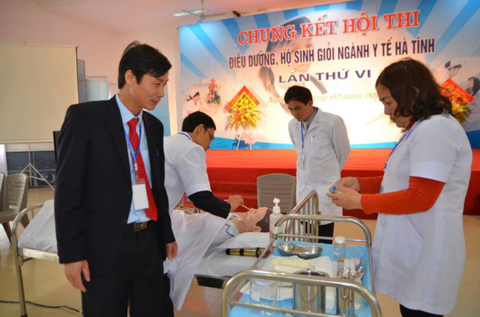 Thầy thuốc ưu tú, Thạc sĩ Nguyễn Việt Thắng kiểm tra công tác chuẩn bị cho hội thi điều dưỡng - hộ sinh giỏi ngành y tế (Ảnh: NVCC) Thầy thuốc ưu tú, Thạc sĩ Nguyễn Việt Thắng kiểm tra công tác chuẩn bị cho hội thi điều dưỡng - hộ sinh giỏi ngành y tế (Ảnh: NVCC)