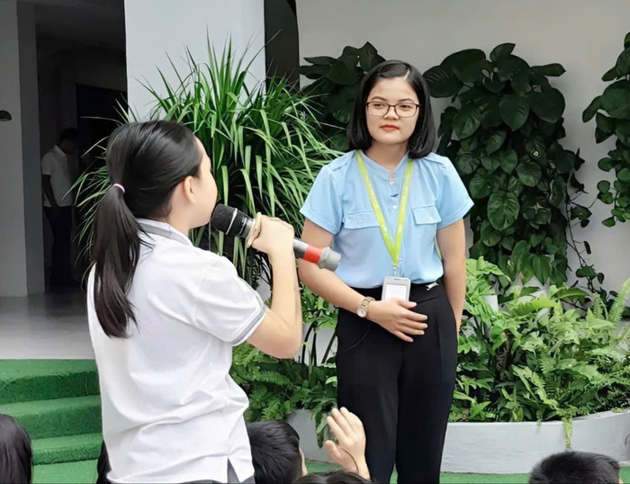Chị Trần Thị Nguyệt (áo xanh) trong một buổi chia sẻ về phân loại rác ở Trường Tiểu học Alaska Academy (quận Cầu Giấy, Hà Nội). Ảnh: NVCC bac54765-7143-49fa-8d22-63055dac69f3.jpg