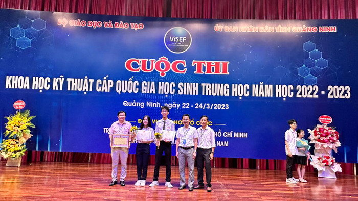 Học sinh Trường Trung học phổ thông chuyên Nguyễn Bỉnh Khiêm, Quảng Nam nhận giải thưởng trong cuộc thi Khoa học kỹ thuật cấp quốc gia năm 2022-2023. (Ảnh: website nhà trường) Học sinh Trường Trung học phổ thông chuyên Nguyễn Bỉnh Khiêm, Quảng Nam nhận giải thưởng trong cuộc thi Khoa học kỹ thuật cấp quốc gia năm 2022-2023. (Ảnh: website nhà trường)