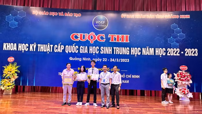 Học sinh Trường Trung học phổ thông chuyên Nguyễn Bỉnh Khiêm, Quảng Nam nhận giải thưởng trong cuộc thi Khoa học kỹ thuật cấp quốc gia năm 2022-2023. (Ảnh: website nhà trường)