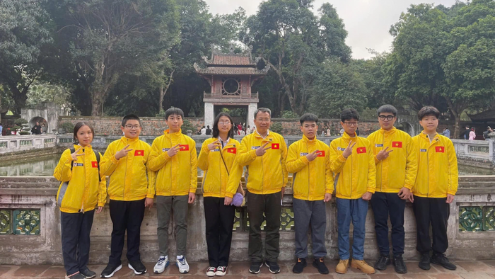 Phó Giáo sư, Tiến sĩ Vũ Quốc Trung (thứ 5 từ trái sang) cùng Tuấn Thành (ngoài cùng bên phải) và các học sinh trước ngày lên đường tham gia vòng chung kết tại Nga. (Ảnh: NVCC) unnamed (80).png