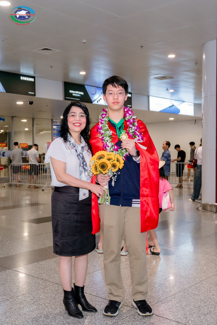 Nhà giáo Lê Thị Bích Dung, Phó chủ tịch Hội đồng quản trị Trường Phổ thông liên cấp Newton chúc mừng học sinh nhà trường đạt thành tích cao. 493137556_1291676999185947_3084854674231790917_n.jpg