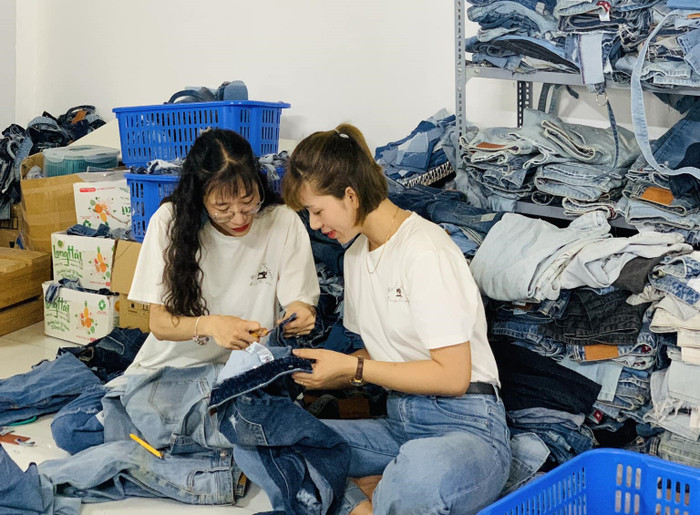 Những chiếc quần jean cũ được chị Hải Yến chọn lựa kỹ càng để có thể tạo nên sản phẩm tái chế chất lượng và đảm bảo tính thẩm mỹ. (Ảnh: NVCC) ad-4nxe66ei4frcbfxlkrfjckyjpbj14q2t9tsj8zgkylpsuap-thonomqhir2dm-wrpqnov0xdtcjyjymmrujhv6luvmpktg2-wlqjdfeehe7woj0ccytaqv9xtcccu-wvqmgnunagn-9274.jpg