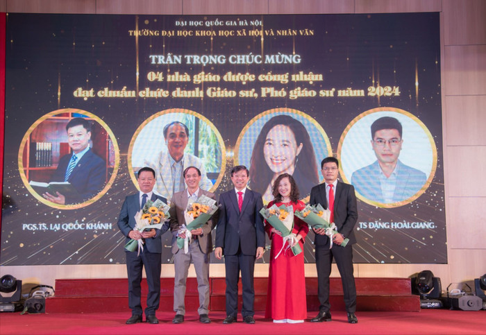 Thầy Khánh (thứ nhất từ trái qua) trong buổi chúc mừng các nhà giáo được công nhận đạt chuẩn chức danh giáo sư, phó giáo sư tại USSH. (Ảnh: website nhà trường) dsc_7824.jpg