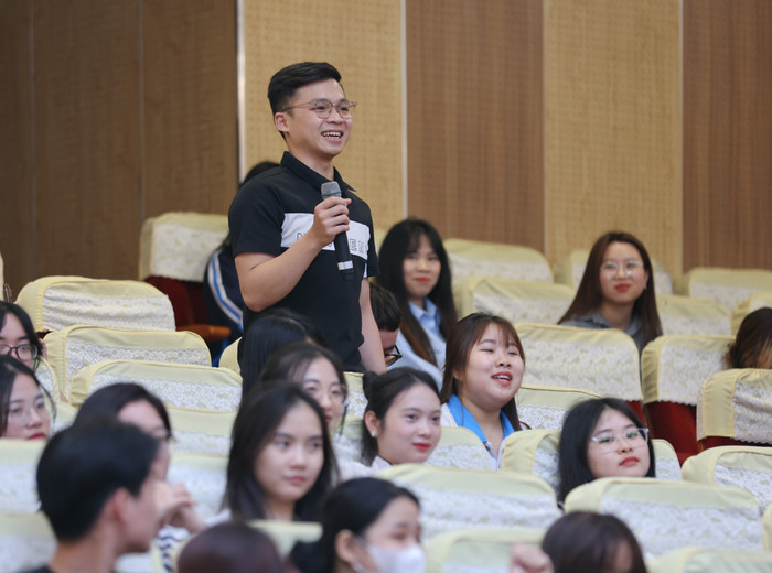 Sinh viên đặt câu hỏi giao lưu với các thầy cô giáo. GDVN_NXB (5).jpg