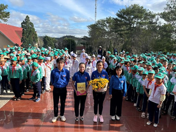 Học sinh cùng thầy cô tham hoạt động tri ân nhân ngày thương binh liệt sĩ 27/7. Picture6.jpg