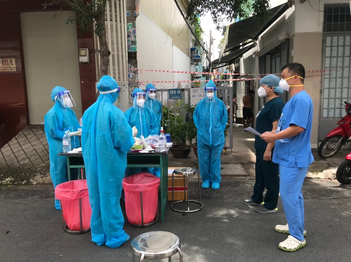 Cô Thu và sinh viên trực tiếp vào thành phố Hồ Chí Minh tham gia phòng chống dịch. (Ảnh: NVCC) unnamed (38).png