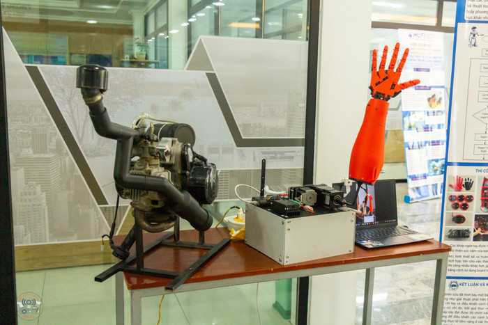 Cánh tay robot được giới thiệu tại cuộc thi Sinh viên nghiên cứu khoa học, Trường Đại học Công thương Thành phố Hồ Chí Minh. (Ảnh: NTCC) Ảnh 7_Công thương HCM.jpg