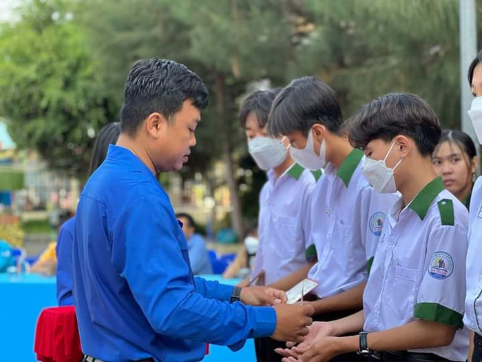 Với thầy Huy làm công tác đoàn cũng góp phần giúp đỡ, đảm bảo quyền lợi cho học sinh. (Ảnh: NVCC) thay-son-hoang-huy.jpg