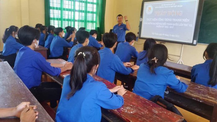 Theo thầy Huy tham gia hoạt động đoàn giúp học sinh rèn luyện nhiều phẩm chất đạo đức tốt đẹp. (Ảnh: NVCC) thay-son-hoang-huy1.jpg