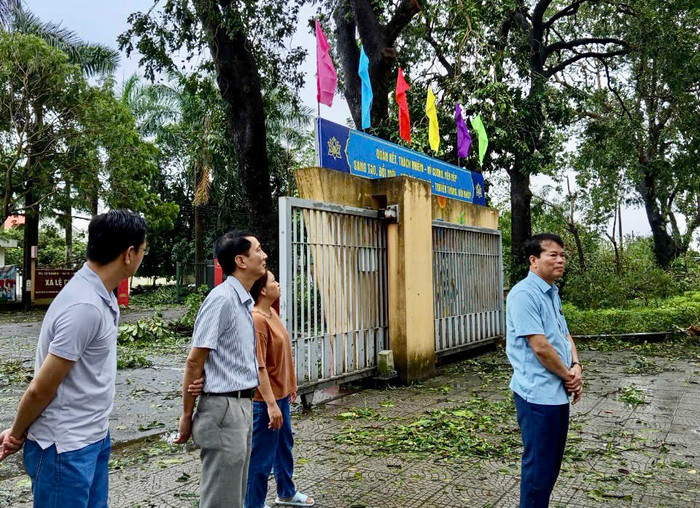 Lãnh đạo huyện Gia Lâm kiểm tra hậu quả cơn bão số 3 tại Trường Tiểu học Lệ Chi. (Ảnh: Phòng Giáo dục và Đào tạo huyện Gia Lâm cung cấp) 6cae7375808f27d17e9e.jpg