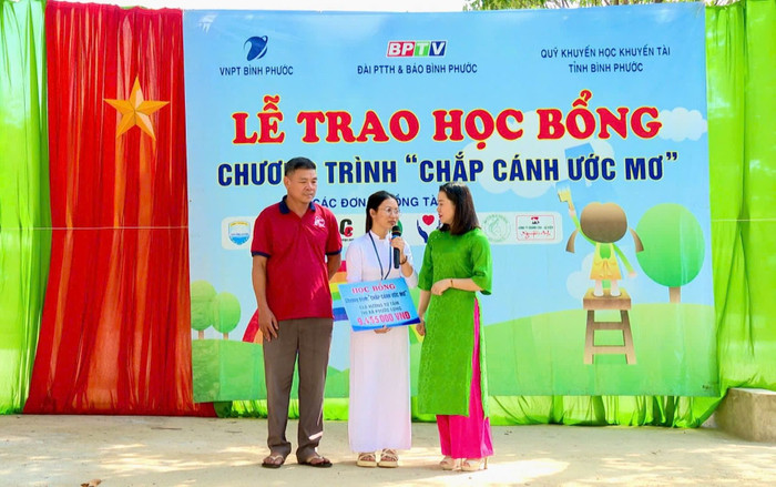 Ông Nguyễn Đình Thật - Chủ nhiệm câu lạc bộ trao số tiền đỡ đầu cho học sinh trong 3 năm học trung học phổ thông. ANH 7.jpg