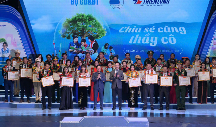 Chương trình “Chia sẻ cùng thầy cô” diễn ra thành công tốt đẹp, khẳng định dấu mốc 10 năm thành lập. z6036659010428_5e641cc5b72c03124ae3e6e609ea1c24.jpg