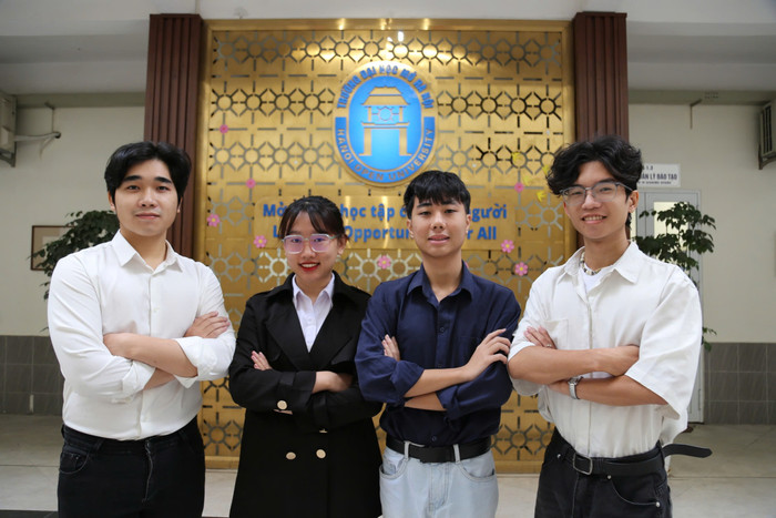 Nhóm 4 bạn sinh viên Trường Đại học Mở Hà Nội sáng tạo dự án EASY-COMM. (Ảnh: NVCC) b3d782bd642cd872813d.jpg