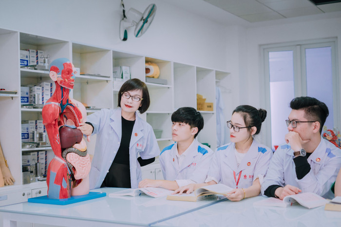 Trường Đại học Y dược Buôn Ma Thuột chú trọng xây dựng, phát triển đội ngũ giảng viên có trình độ chuyên môn cao, tâm huyết và có kinh nghiệm thực tiễn. (Ảnh: Website nhà trường) unnamed (79).jpg