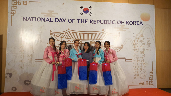 Giảng viên và sinh viên khoa Ngôn ngữ và Văn hóa Hàn Quốc, Trường Đại học Ngoại ngữ tham dự Lễ Quốc khánh Hàn Quốc tại Lãnh sự quán Hàn Quốc tại Đà Nẵng. (Ảnh: Nhà trường cung cấp) Giảng viên và sinh viên khoa Ngôn ngữ và Văn hóa Hàn Quốc, Trường Đại học Ngoại ngữ tham dự Lễ Quốc khánh Hàn Quốc tại Lãnh sự quán Hàn Quốc tại Đà Nẵng. (Ảnh: Nhà trường cung cấp)