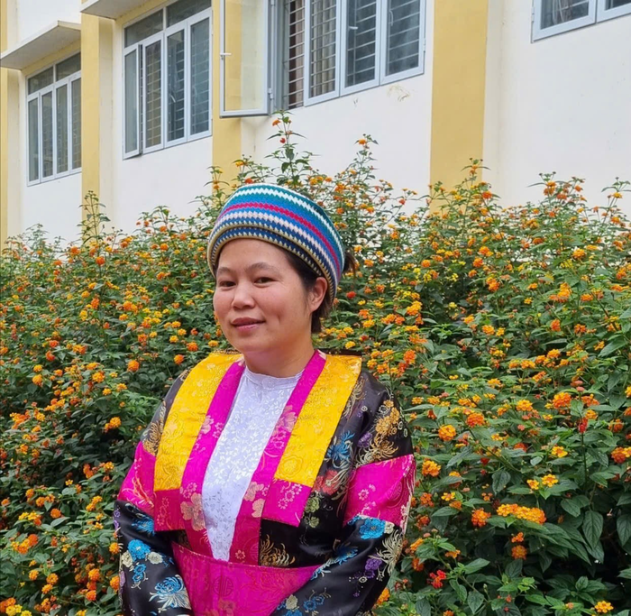 Cô Vàng Thị Dính - giáo viên tại Trường Phổ thông dân tộc nội trú Trung học cơ sở và Trung học phổ thông huyện Đồng Văn. (Ảnh: NVCC) Cô Vàng Thị Dính - giáo viên tại Trường Phổ thông dân tộc nội trú Trung học cơ sở và Trung học phổ thông huyện Đồng Văn. (Ảnh: NVCC)