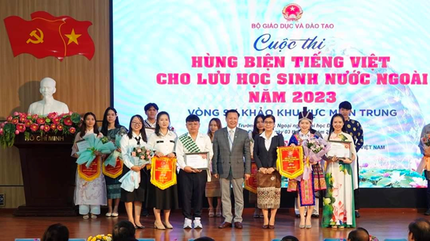 Sinh viên Trường Đại học Sư phạm – Đại học Đà Nẵng đạt giải Nhì trong Cuộc thi Hùng biện tiếng Việt cho lưu học sinh nước ngoài vòng sơ khảo khu vực Miền Trung. (Ảnh: NTCC) Picture10.png