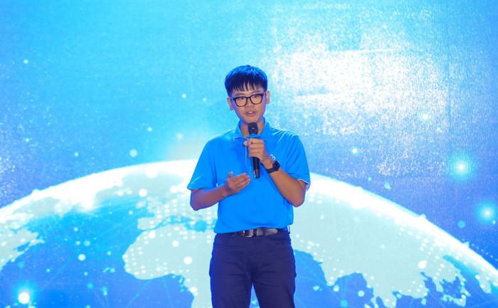 Triệu Hồng Quân phát biểu bằng tiếng Anh tại Lễ khai giảng năm học 2024 – 2025 của Trường Đại học CMC. (Ảnh: NVCC) 462243939_533647505937124_2156087291589156939_n.jpg