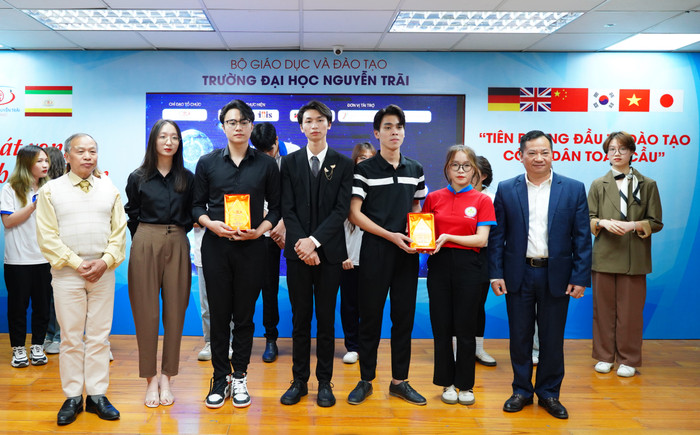 Ban tổ chức trao giải cho các bạn sinh viên.