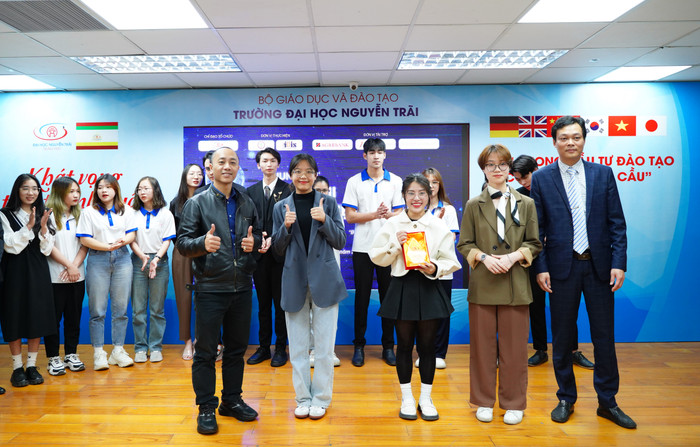 Ban tổ chức trao giải Nhì cho dự án dự án &quot;Đẳng cấp phong cách thời trang hoàn mỹ&quot;.