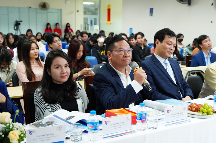 Ban giám khảo nhận xét và đưa ra lời khuyên cho các dự án.